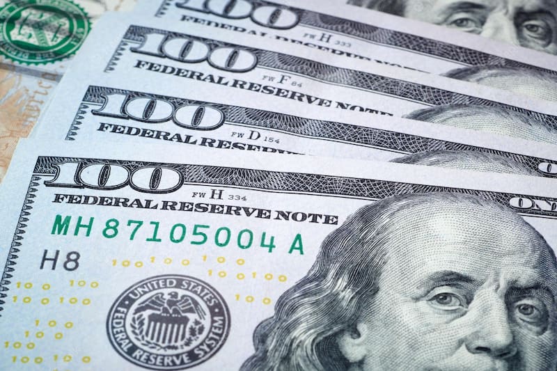 Guardar los dólares dentro de paquetes de aluminio puede protegerlos de la humedad. Fuente: archivo.