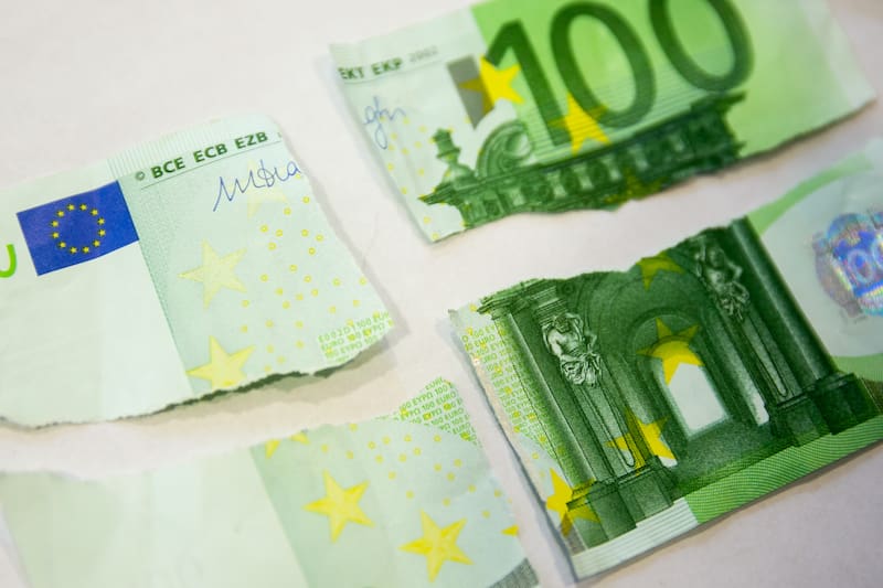 Cuando un billete está roto, el canje es posible si se conserva la mayor parte del ejemplar y puede verificarse su autenticidad.