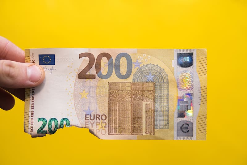 Los billetes en mal estado pueden cambiarse en el Banco de España si conservan más del 50% de su superficie o se acredita el origen del daño.