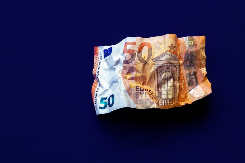 Los billetes deteriorados por el uso, roturas o manchas pueden ser retirados de la circulación y sustituidos por otros nuevos tras el análisis del Banco de España.