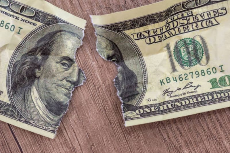 El dólar estadounidense, durante décadas la columna vertebral del comercio internacional, empieza a perder terreno en distintas regiones del mundo. Fuente: iStock.