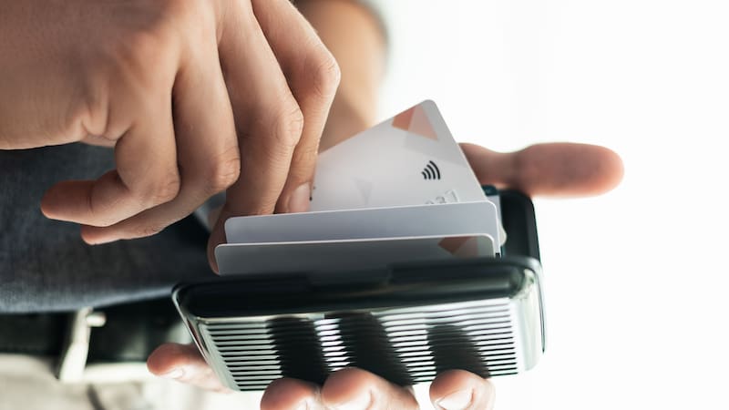 Las billeteras y fundas con protección RFID/NFC. están fabricadas con un material especial que bloquea las ondas de radiofrecuencia. Foto (Archivo)