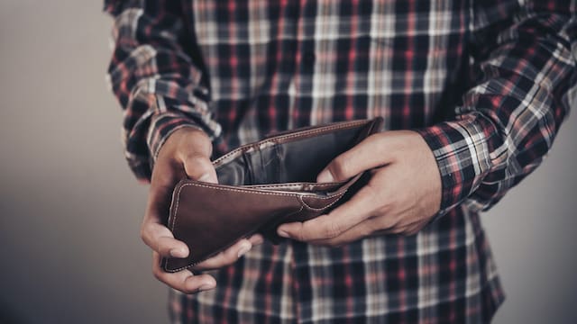Perdió su cartera en 1975 y un carpintero la encontró 51 años después bajo el suelo de una casa