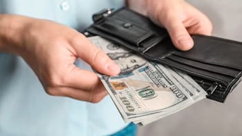 La psicología revela qué significa que ordenes los billetes de menor a mayor: no es solo organización