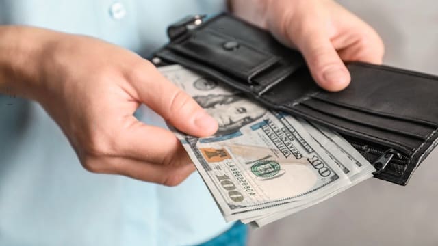 La psicología revela qué significa que ordenes los billetes de menor a mayor: no es solo organización