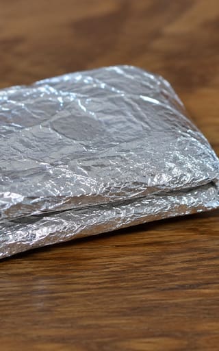 Envolver la billetera y las llaves en papel aluminio: por qué lo recomiendan y para qué sirve