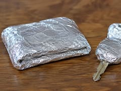 Envolver por completo la billetera y las llaves en papel de aluminio: para qué sirve y por qué se recomienda