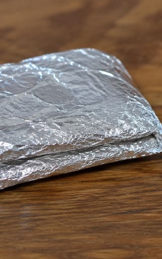 Envolver por completo la billetera y las llaves en papel de aluminio: para qué sirve y por qué se recomienda
