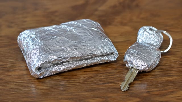 Envolver por completo la billetera y las llaves en papel de aluminio: para qué sirve y por qué se recomienda