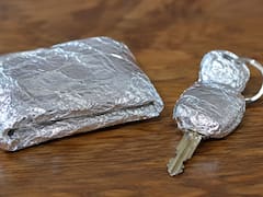 Envuelve la billetera y las llaves en papel de aluminio: para qué sirve y por qué se recomienda