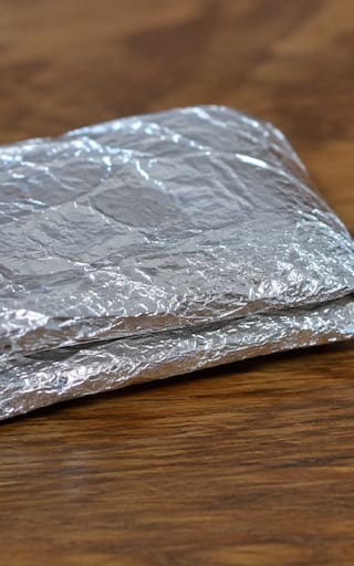 Envolver la billetera y las llaves en papel aluminio: para qué sirve y por qué lo recomiendan