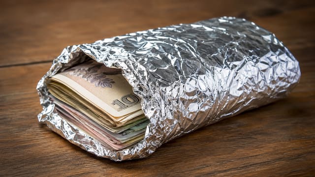 Envolver los billetes con papel aluminio: para qué sirve y por qué lo recomiendan