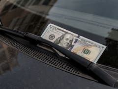 Encontrar un billete en el parabrisas del coche: qué significa y por qué es fundamental saber cómo actuar