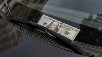 Encontrar un billete en el parabrisas del coche: qué significa y por qué es fundamental saber cómo actuar