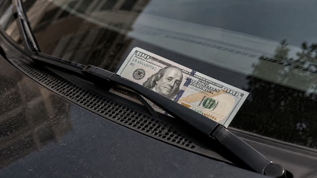 Encontrar un billete en el parabrisas del coche: qué significa y por qué es fundamental saber cómo actuar