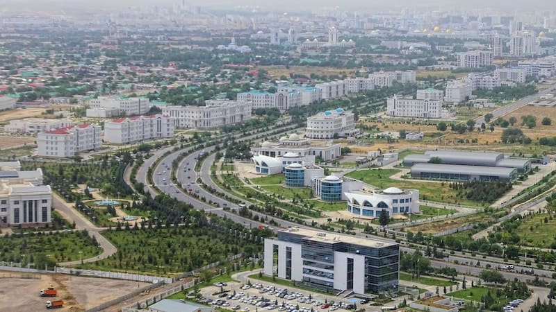 Este es uno de los países más cerrados del mundo, donde el control estatal convive con arquitectura monumental, aislamiento digital y paisajes extremos.