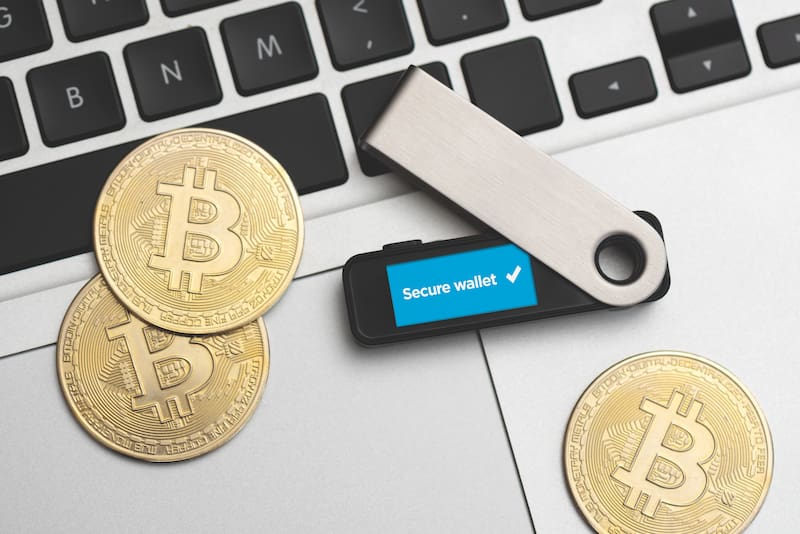Una hardware wallet puede proteger los ahorros en Bitcoin de manera offline.