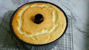 Cuánto tiempo hay que dejar el horno cerrado para evitar que bizcochuelos y tortas pierdan volumen: esto dicen los expertos en cocina