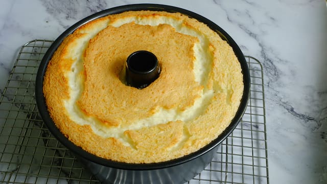 Cuánto tiempo hay que dejar el horno cerrado para evitar que bizcochuelos y tortas pierdan volumen: esto dicen los expertos en cocina