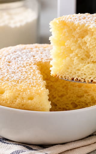 Sin horno y con 4 ingredientes: cómo hacer un bizcochuelo casero fácil, rápido y esponjoso