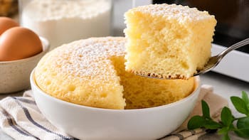 Sin horno y con 4 ingredientes: cómo hacer un bizcochuelo casero fácil, rápido y esponjoso