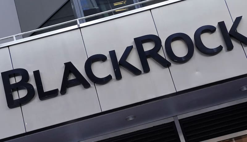Black Rock es la mayor empresa de gestión de activos del mundo, administrando una cifra récord de aproximadamente $15.3 billones de dólares en activos bajo su gestión
