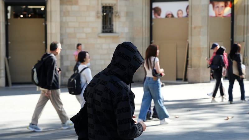 Barcelona refuerza la vigilancia para evitar que se repitan los saqueos del pasado 24 de octubre.