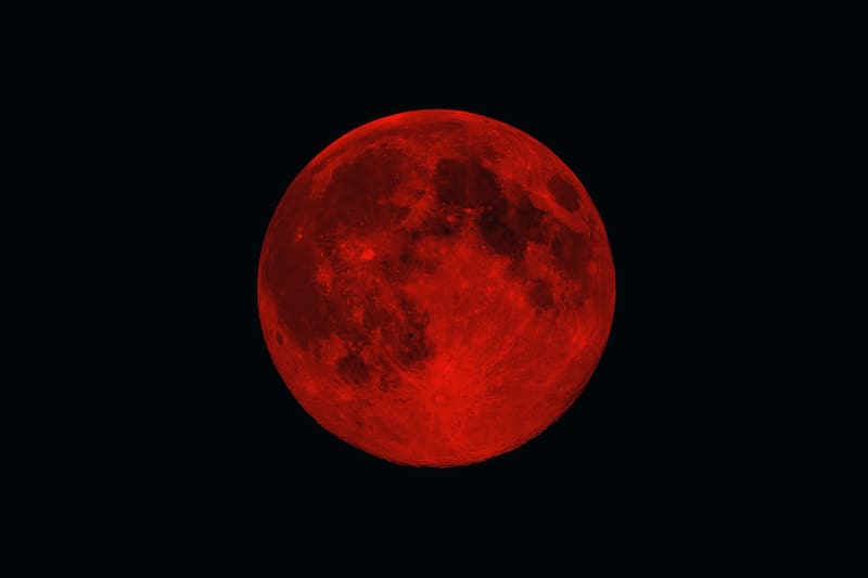 Se trata del eclipse lunar total de agosto de 2026, un fenómeno que podrá verse desde gran parte de Argentina y que se destacará por su larga duración y por el característico color rojizo que tomará nuestro satélite natural.