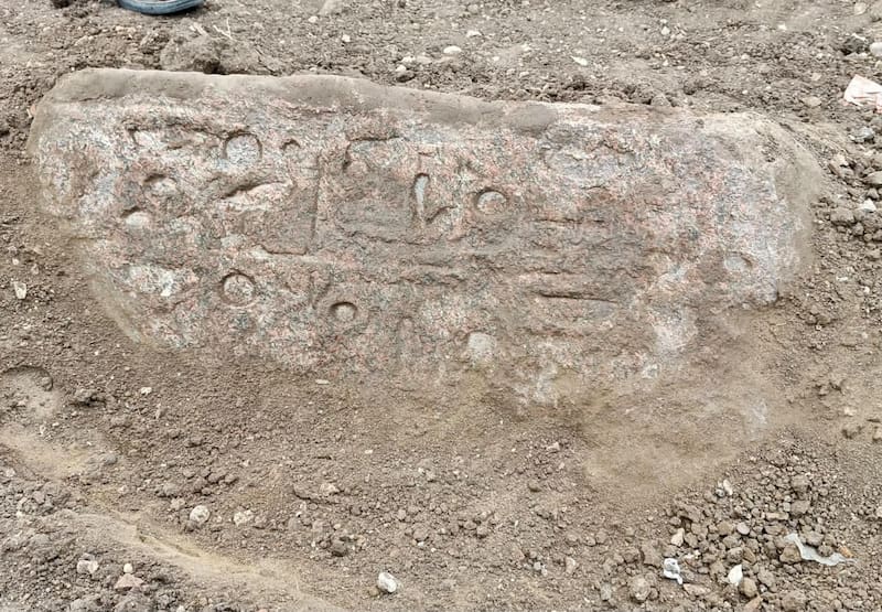 Bloque de granito rosa con inscripciones jeroglíficas hallado al norte de El Cairo.