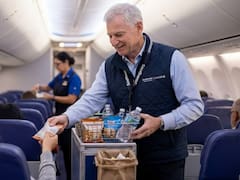 El CEO de una de las mayores aerolíneas del mundo viaja de incógnito, recoge basura y sirve snacks: “Las azafatas no saben quién soy”