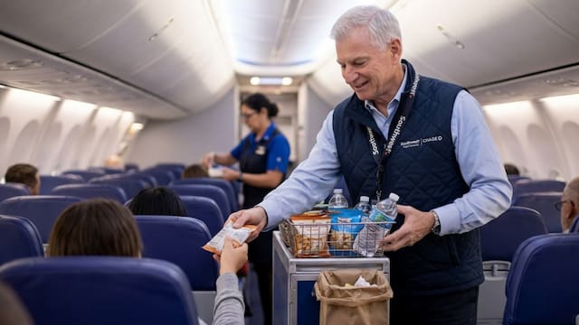 El CEO de una de las mayores aerolíneas del mundo viaja de incógnito, recoge basura y sirve snacks: “Las azafatas no saben quién soy”
