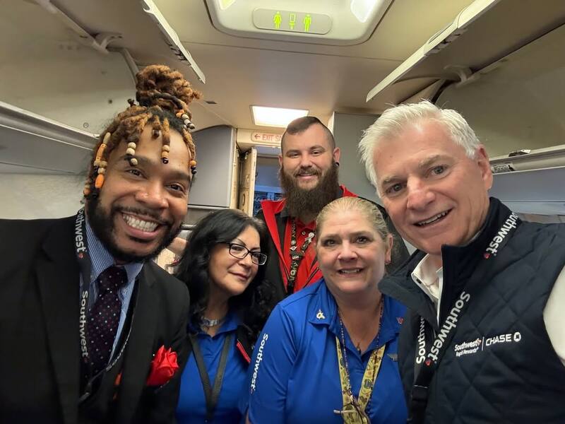 Bob Jordan y la tripulación en uno de los vuelos de Southwest Airlines.
