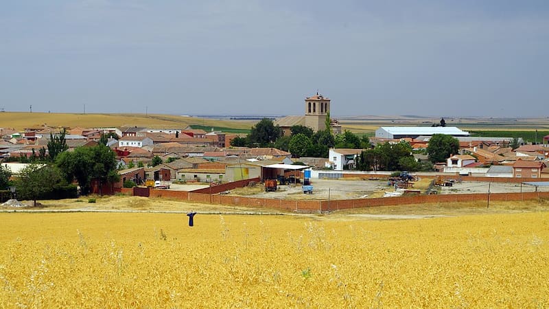 El Ayuntamiento impulsa medidas para frenar la despoblación: alquileres asequibles, ayudas a las familias y apoyo a los emprendedores locales.