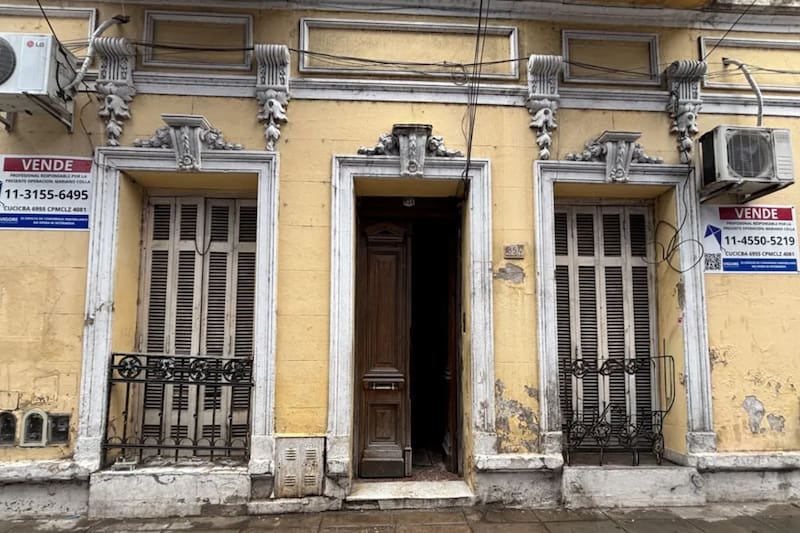 El terreno está ybicado sobre la calle Del Valle Iberlucea, entre Brandsen y Pinzón.