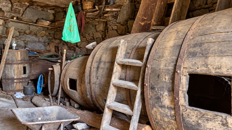 Carla mostró el interior de la vivienda en su canal de YouTube que cuenta con una antigua bodega de vino donde encontró varios barriles.
