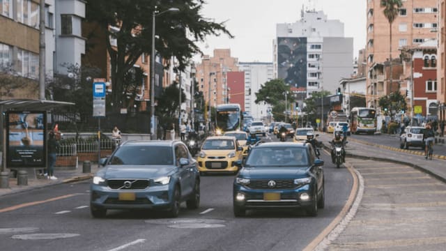 Bogotá aplicará multas de $633.200 a quienes invadan o bloqueen el carril preferencial de la calle 63