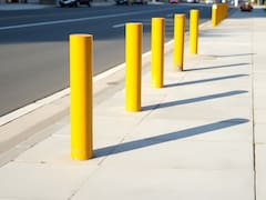 Pocos lo saben: para qué sirven los caños amarillos que sobresalen de algunas veredas y edificios y por qué son importantes