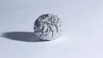 Para qué sirve meter una bolita de papel aluminio en el freezer y por qué lo recomiendan