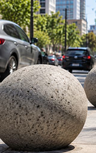 Pocos lo saben | Para qué sirven las bolas de cemento que están en los andenes y por qué son importantes
