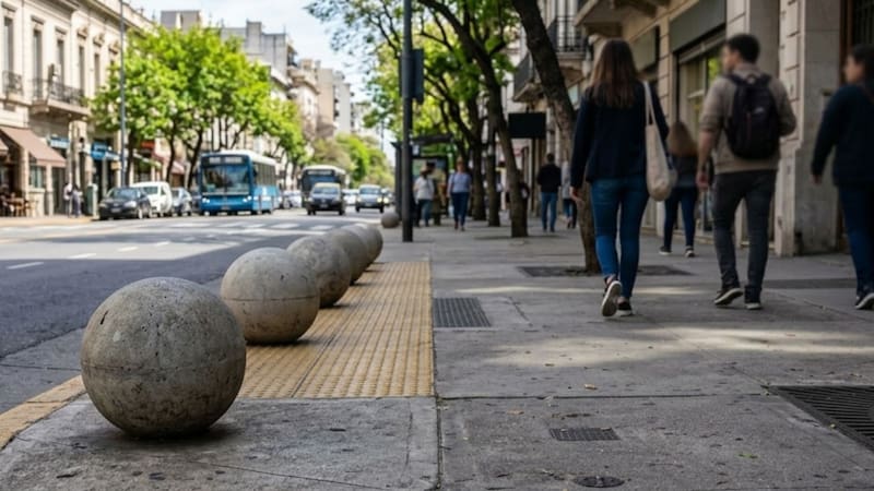 Pocos lo saben: para qué sirven las bolas de cemento en las veredas y por qué son importantes.