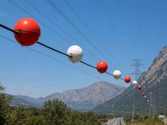 Pocos lo saben: para qué sirven las enormes bolas de colores que cuelgan de los cables eléctricos y por qué están colocadas en esos lugares