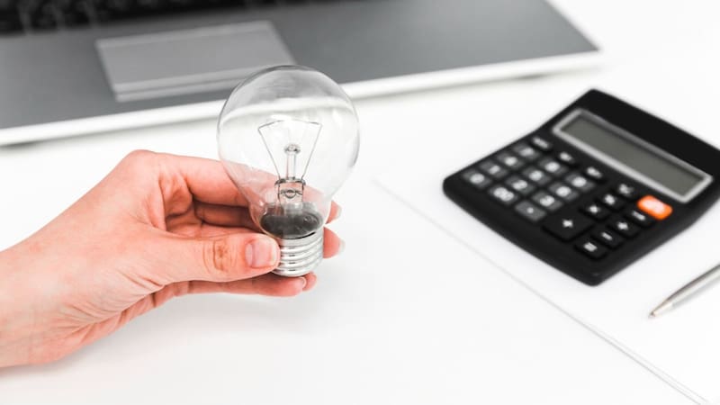 ¿Cuáles son las horas más baratas y más caras para consumir electricidad? Fuente: Freepik.