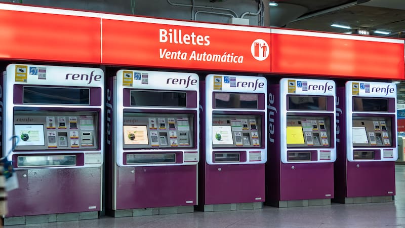 Renfe despide a una trabajadora por cobrar indemnizaciones por retrasos que no habían sido reclamadas por los pasajeros. La Justicia avala el despido disciplinario por abuso de confianza.