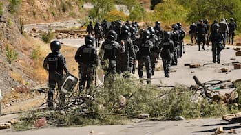 Bolivia: tras el pacto de la COB con Rodrigo Paz, el Gobierno avanza con el estado de excepción para desalojar los bloqueos