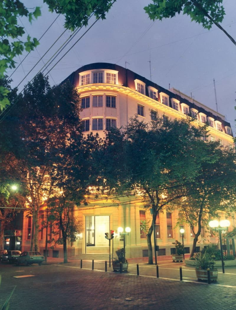 Vista nocturna del edifocio de la Bolsa de Comercio de Mendoza
