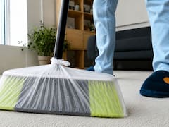 Poner una bolsa de plástico en la escoba antes de barrer: por qué recomiendan hacerlo en casa y para qué sirve