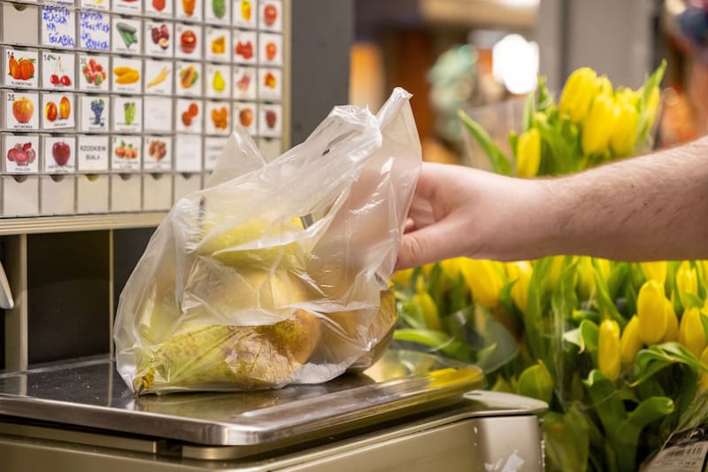 Confirman sanciones económicas para locales que den bolsas, platos, vasos y cubiertos desechables