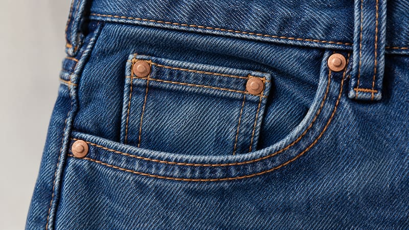 Este bolsillo pequeño suele ubicarse del lado superior frontal derecho.