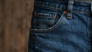 Para qué sirve realmente el pequeño bolsillo de los jeans: el uso que nadie conoce y simplifica muchas tareas