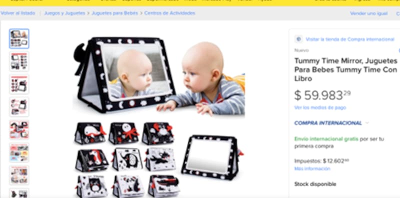 Los bolsillos para las tarjetas de arte de la galería Baby Tummy Time Gallery retirada del mercado tienen cubiertas de plástico transparentes que contienen niveles de ftalatos que exceden la prohibición federal de ftalatos